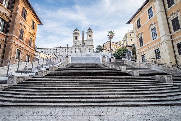 тринита дей монти закрыт - piazza di spagna spanish steps church trinita dei monti стоковые фото и изображения