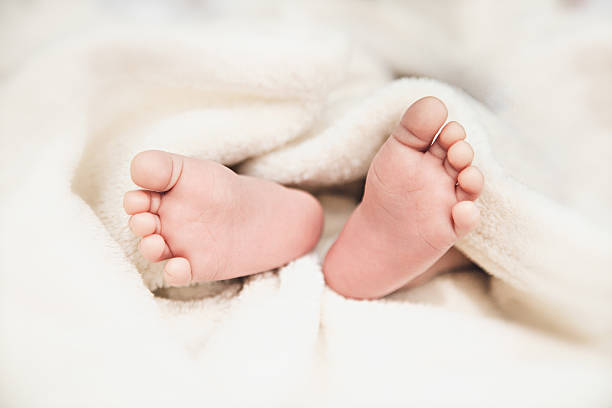 pés de bebê recém-nascido - human leg smooth human skin human foot - fotografias e filmes do acervo