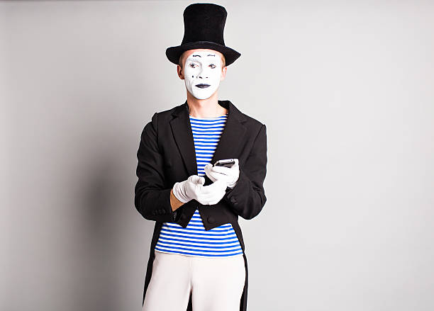 mime на смартфоне. концепция 1- е апреля - clown circus telephone humor стоковые фото и изображения