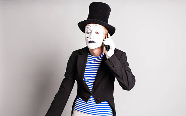 mímica com smartphone. conceito de dia das mentiras - clown circus telephone humor imagens e fotografias de stock