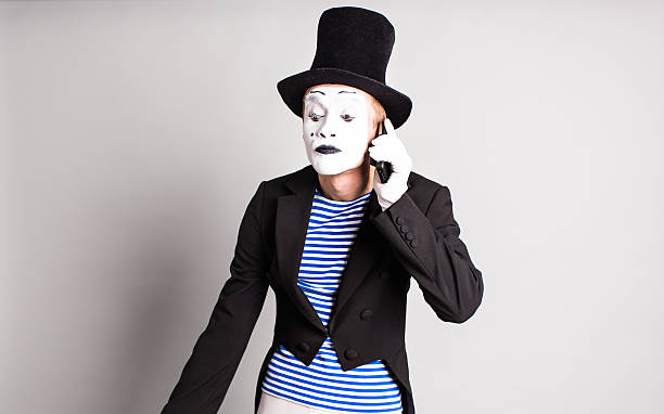 mime на смартфоне. концепция 1- е апреля - clown circus telephone humor стоковые фото и изображения