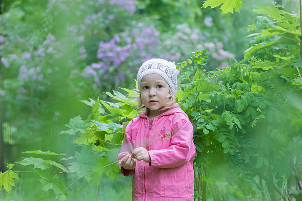 due anni vecchio ragazza indossa cappello verde primavera in giardino - hat toddler little girls pink foto e immagini stock