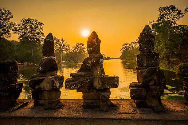 камбодже руин ангкор-том - cambodia khmer architecture outdoors стоковые фото и изображения