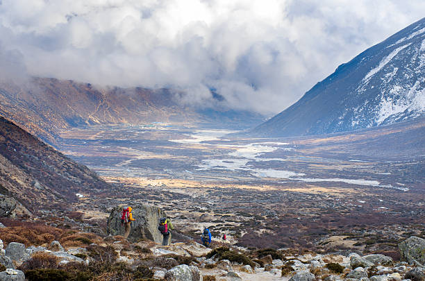 escursionismo gruppo su un sentiero. nepal himalaya - renjo la foto e immagini stock