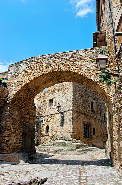 ciudad medieval de peratallada en cataluña, españa - stone narrow street blue sky back alley fotografías e imágenes de stock