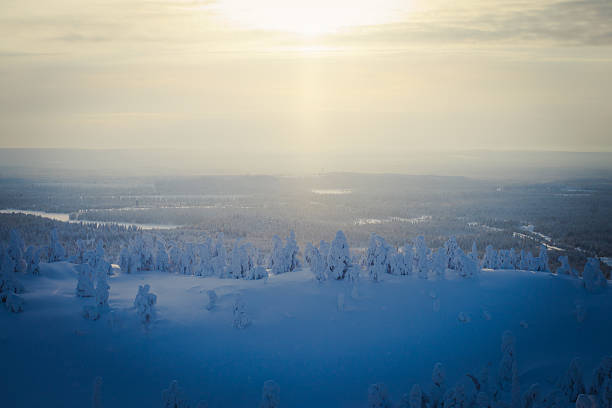 hermosa soleada escandinavo vibrante paisaje de invierno, esquí resort - cabin snow finland lapland fotografías e imágenes de stock