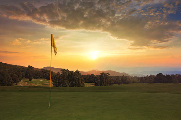 sonnenaufgang auf den golfplatz - golf golf course sunrise morning stock-fotos und bilder