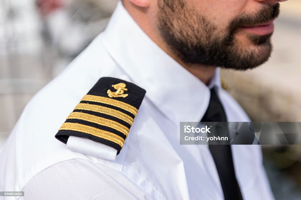 Capitaine de bateau avec des épaulette - Photo de Capitaine de bateau libre de droits