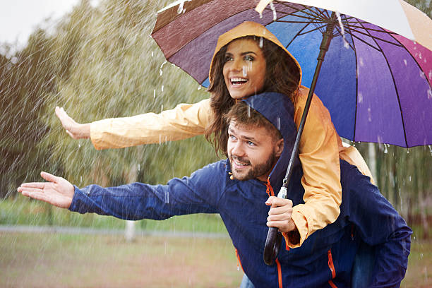 vamos ocultar sob um guarda-chuva na chuva - rain women umbrella parasol imagens e fotografias de stock