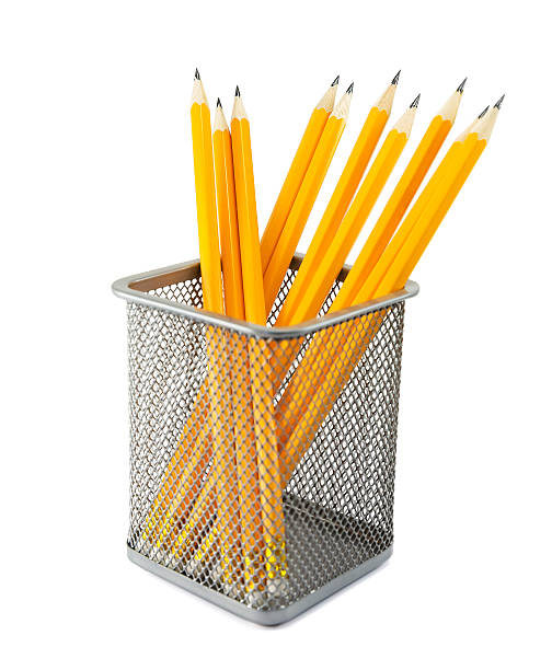 lápis amarelo em metal panela - pencil black sharp color image - fotografias e filmes do acervo