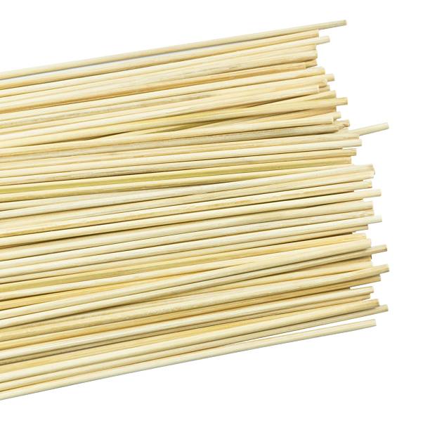 pila di spiedini di bambù su sfondo bianco - ramrod foto e immagini stock