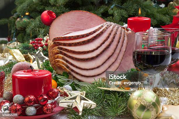 Navidad Jamón Dulce Glaseado Foto de stock y más banco de imágenes de Jamón - Jamón, Navidad, Adorno de navidad