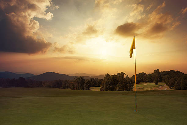 montanha nascer do sol no campo de golfe - golf golf course sunrise morning imagens e fotografias de stock