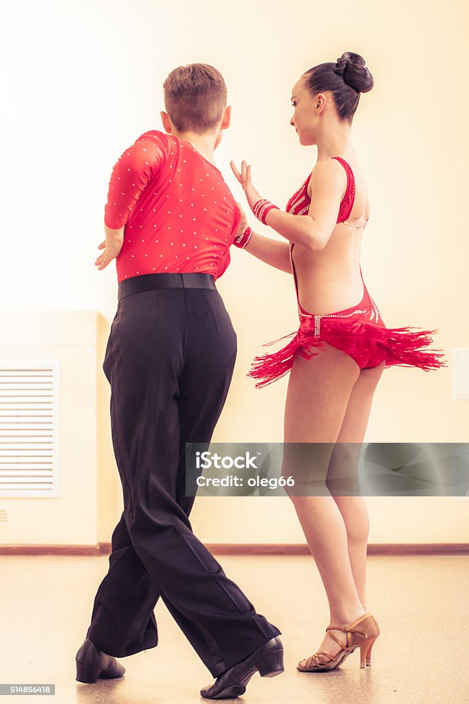 Pareja De Baile Baile De Salón Foto de stock y más banco de imágenes de Chachachá - Chachachá, Actividad, Adolescente - iStock Pareja De Baile Baile De Salón Foto de stock y más banco de imágenes de Chachachá - Chachachá, Actividad, Adolescente - iStock