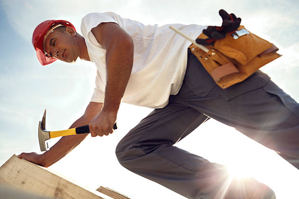 構造の屋根職人 nailing ウッドボード、hammer - home improvement construction house nail ストックフォトと画像
