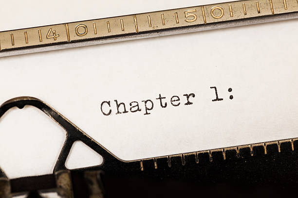 kapitel 1 schriftliche auf alten schreibmaschine. - chapter one stock-fotos und bilder