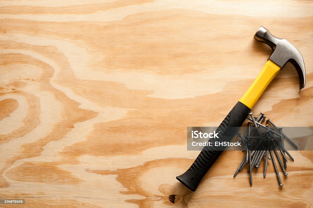 Nägel und Hammer auf Holz - Lizenzfrei Hammer Stock-Foto