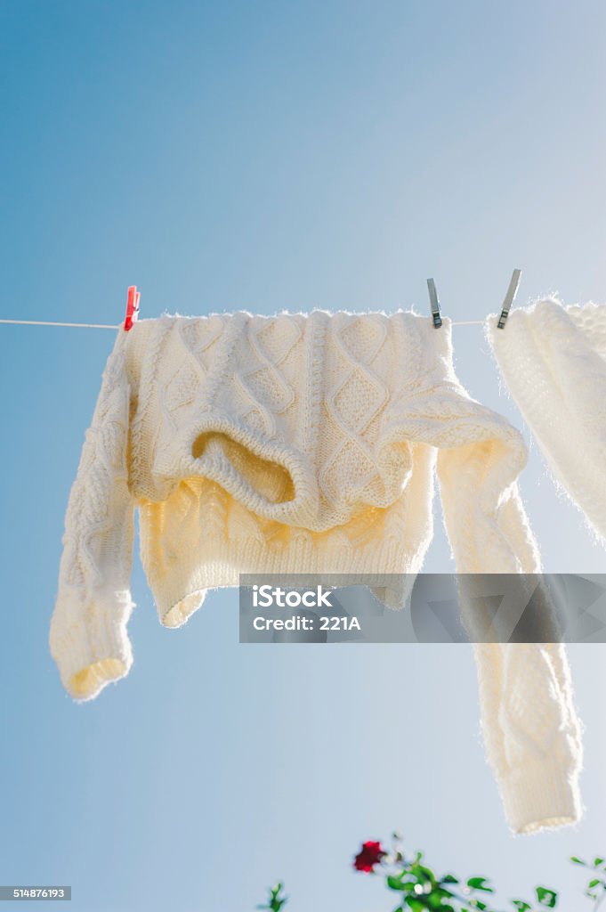 jumpers Woollen en tendedero a sunny autumn day - Foto de stock de Cuerda de tender la ropa libre de derechos