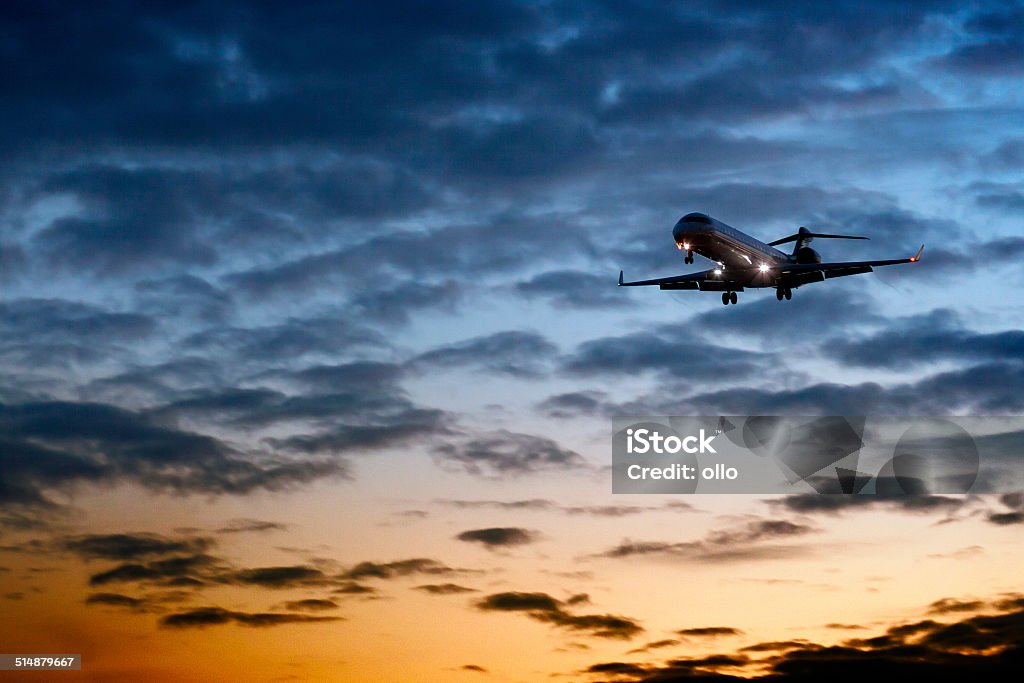 Viene avión al amanecer - Foto de stock de Aire libre libre de derechos