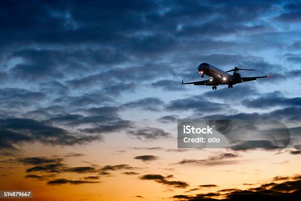 Viene Avión Al Amanecer Foto de stock y más banco de imágenes de Aire libre - Aire libre, Alemania, Amanecer