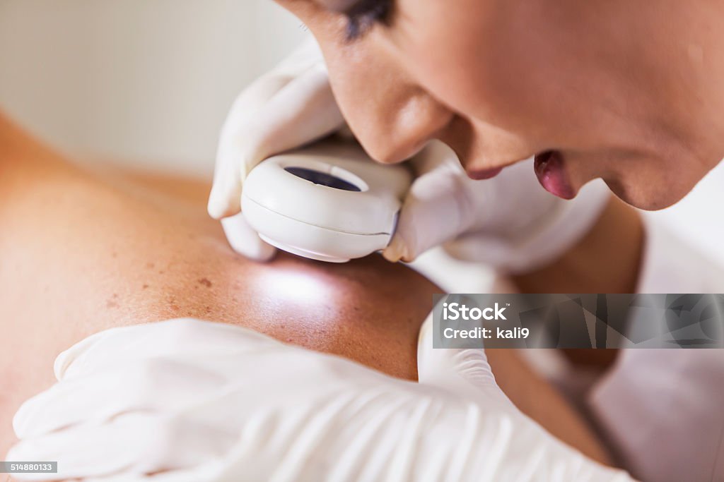 Dermatologen zusammengestellte untersuchen Patienten für Anzeichen von Hautkrebs - Lizenzfrei Dermatologe Stock-Foto
