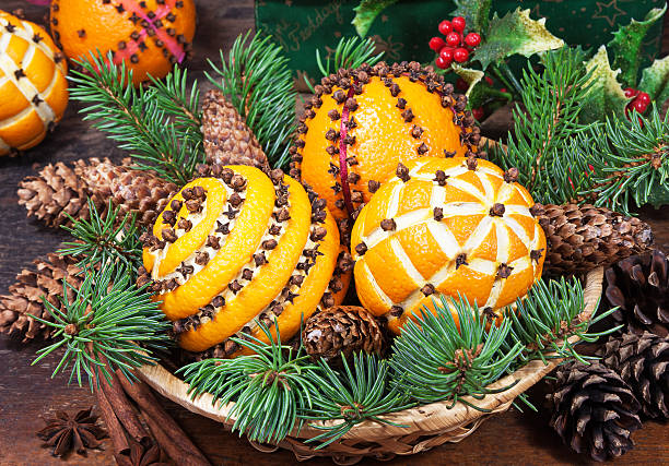 décoration de noël avec des oranges dans le panier et sapin - clou de girofle noel photos et images de collection