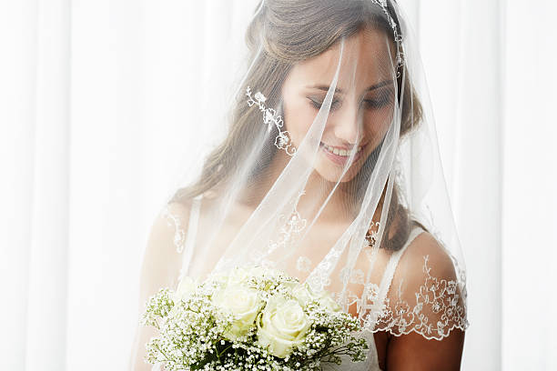 eccitato giovane sposa con velo con bouquet - velo foto e immagini stock