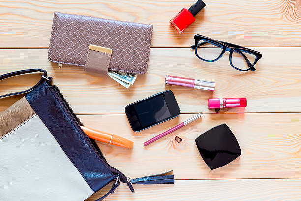 el contenido de las mujeres están dispersas de bolsos en el suelo - beautiful red pink wood fotografías e imágenes de stock