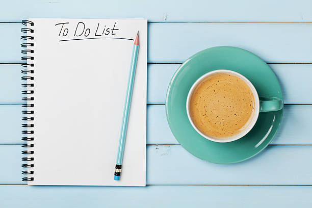 tasse de café et ordinateur portable avec liste de choses à faire au niveau du bureau - business busy personal organizer calendar photos et images de collection