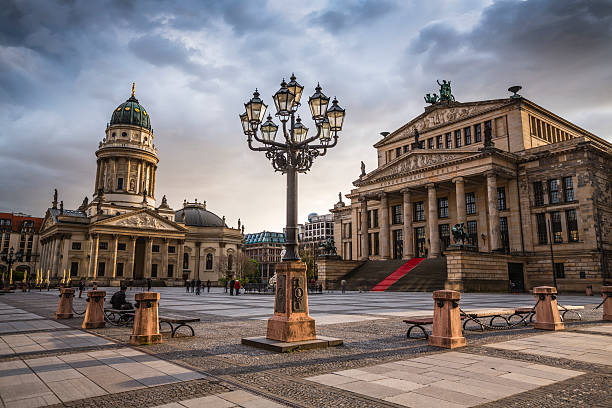 gendarmenmarkt w berlinie, niemcy - berlin germany gendarmenmarkt schauspielhaus germany zdjęcia i obrazy z banku zdjęć