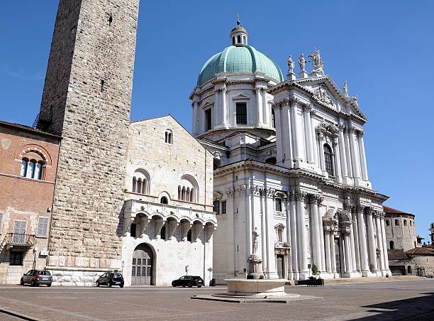 iglesia de estilo barroco " nuevo catedral (1604 - 1825). brescia, italia. - 1825 fotografías e imágenes de stock