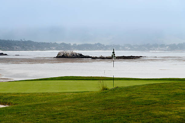 гольф на галечный пляж - pebble beach california golf golf course carmel california стоковые фото и изображения