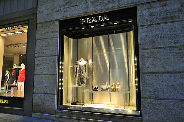 wunderschöne prada boutique-fenster des della spiga straße ab. - architecture international landmark famous place decoration stock-fotos und bilder