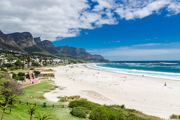 campos bahía playa, hotel de ciudad del cabo, sudáfrica - montaña de lions head fotografías e imágenes de stock