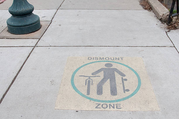 istock Dismount symbol on the sidewalk 514928864