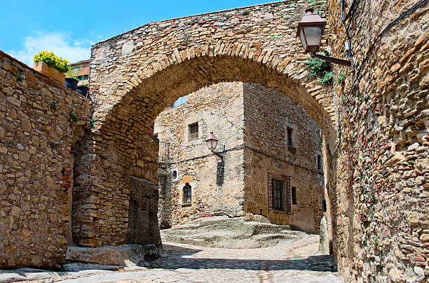 ciudad medieval de peratallada en cataluña, españa - stone narrow street blue sky back alley fotografías e imágenes de stock