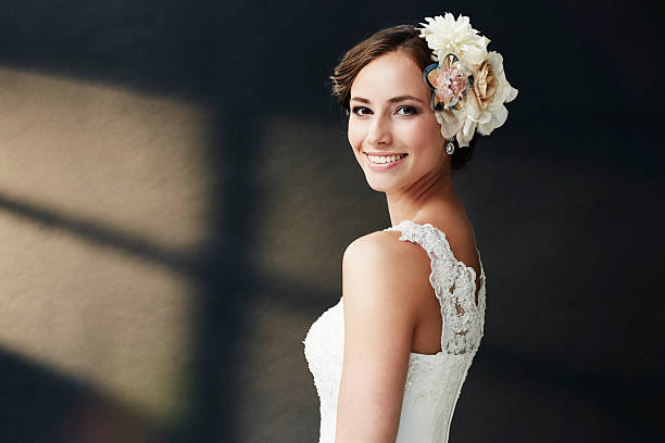 glamour giovane sposa in abito da sposa, sorridente - beauty women beautiful single flower foto e immagini stock