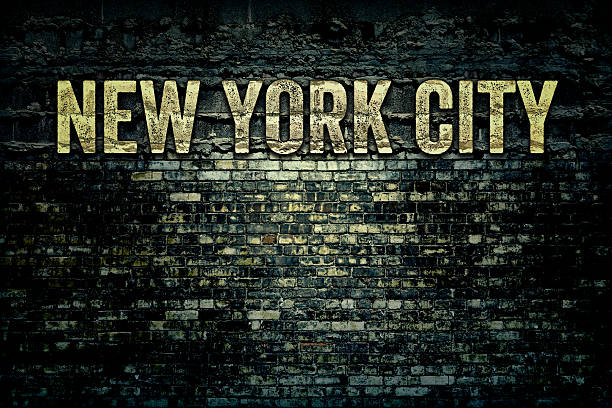 ciudad de nueva york grungy muro de ladrillos - alphabet brick brick wall dirty fotografías e imágenes de stock