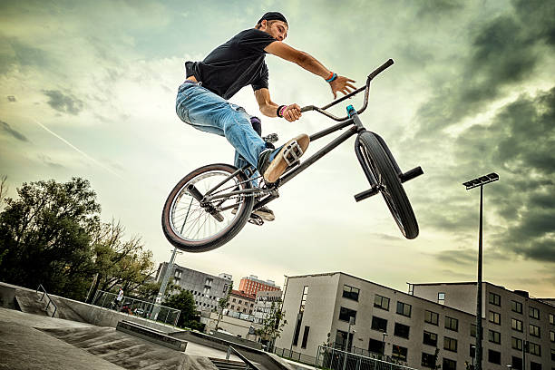 bmx motociclista - bmx cycling bicycle street jumping imagens e fotografias de stock