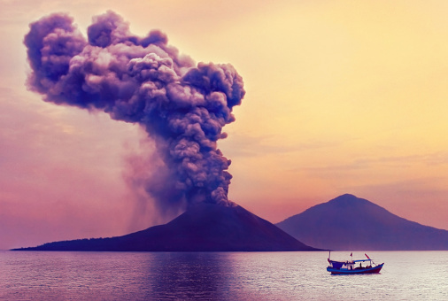 Erupción del volcán. Anak Krakatoa, Indonesia photo