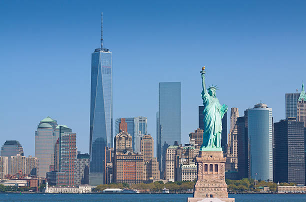 new york city skyline mit der freiheitsstatue, dem world trade center. - statue liberty statue of liberty new york city stock-fotos und bilder