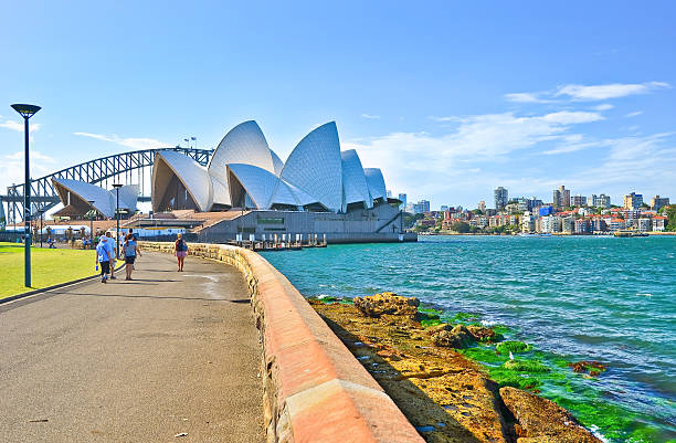 sydney opera hous'e harbour bridge em um dia ensolarado - sydney australia sydney opera house australia sydney harbor - fotografias e filmes do acervo