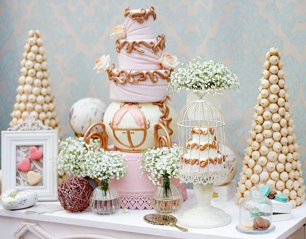 elegante tavolo con grande torta dolce e amaretto - wedding reception wedding cake wedding cake foto e immagini stock
