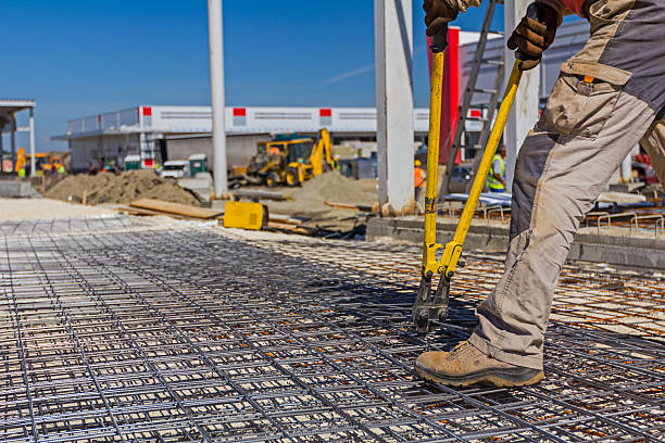 barras de refuerzo trabajador es cortar con tijera para su refuerzo de apoyo. - wire mesh equipment gear working fotografías e imágenes de stock