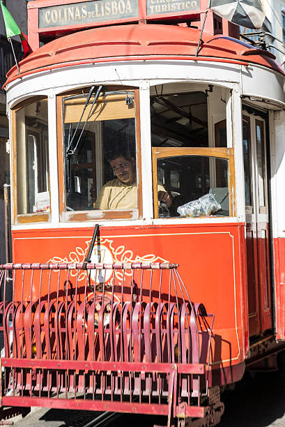 lisboa tranvía rojo - cable car driver transportation occupation tramway fotografías e imágenes de stock