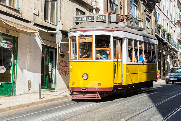 lisboa tranvía amarillo - cable car driver transportation occupation tramway fotografías e imágenes de stock