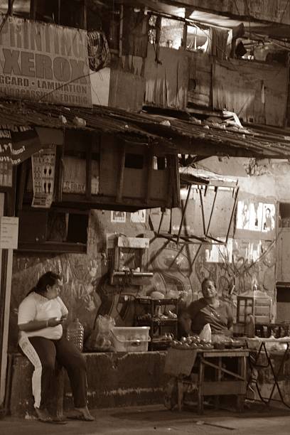 donna seduta di fuori di una casa, manila, filippine - manila apartment poverty slum foto e immagini stock