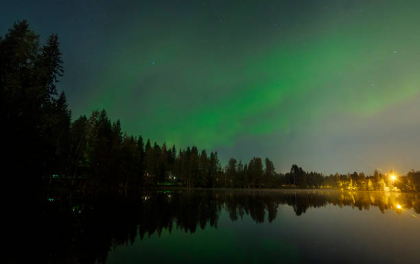 luzes do norte sobre a finlândia - aurora borealis aurora polaris lapland finland imagens e fotografias de stock