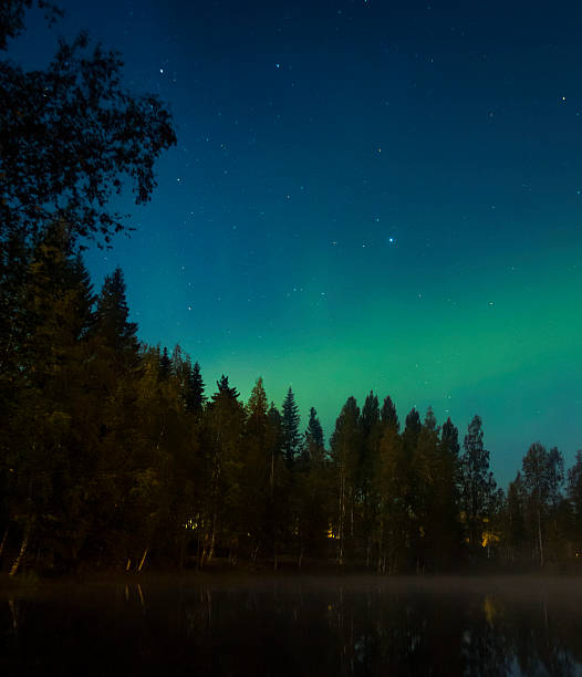luzes do norte sobre a finlândia - aurora borealis aurora polaris lapland finland imagens e fotografias de stock