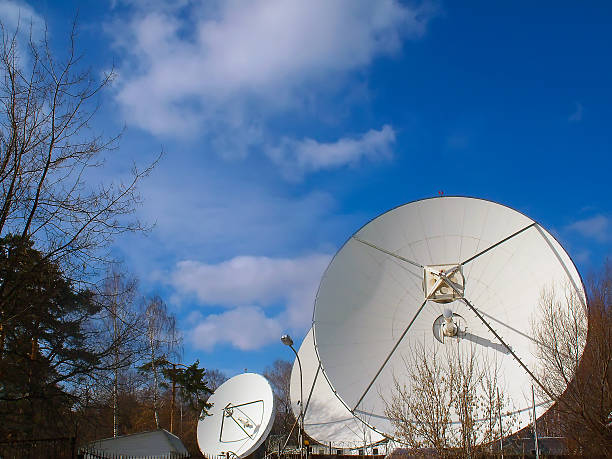 platos vía satélite en el parque - satellite global positioning system surveillance satellite dish fotografías e imágenes de stock